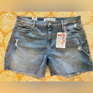 Signature Levi Strauss. New with tags. Midrise denim shorts. Size 14